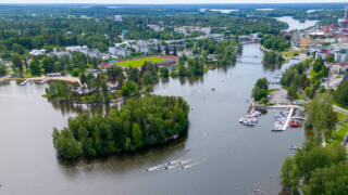 Ilmakuva Valkeakosken keskustasta kesällä.