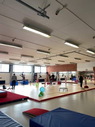 Valkeakosken Voimistelijoiden salilla lapset touhuavat.