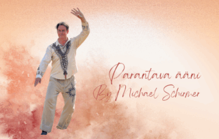 Mies seisoo käsi pystyssä ja oikealla on teksti Parantava ääni By Michael Schirmer.