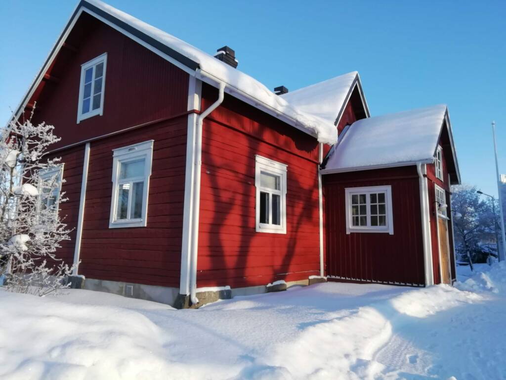 Puinen punarakenteinen omakotitalo.