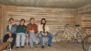 Laulaja, lauluntekijä Aaro Joki ja kolme miestä istuvat penkillä.