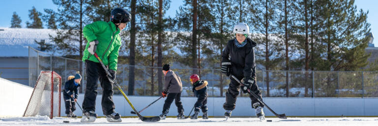 Lapsia luistelemassa.