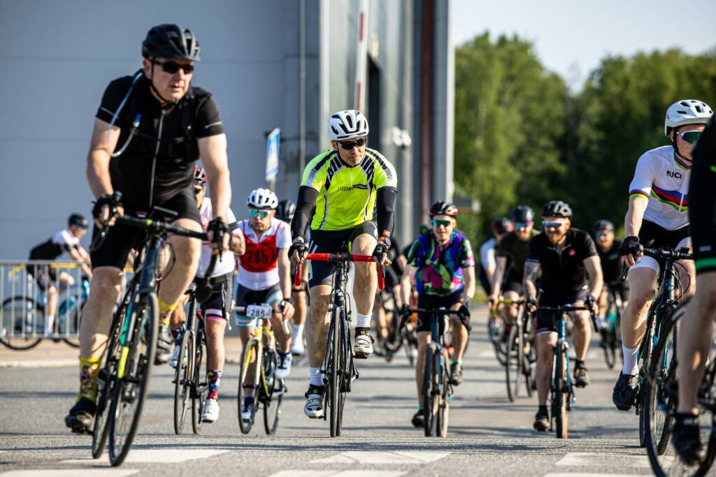 Iso ryhmä pyöräilijöitä.