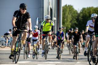 Iso ryhmä pyöräilijöitä.