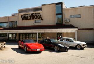 Kolme autoa parkissa hotelli Waltikan edustalla.