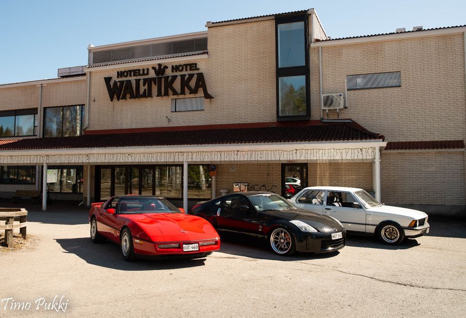 Kolme autoa parkissa hotelli Waltikan edustalla.