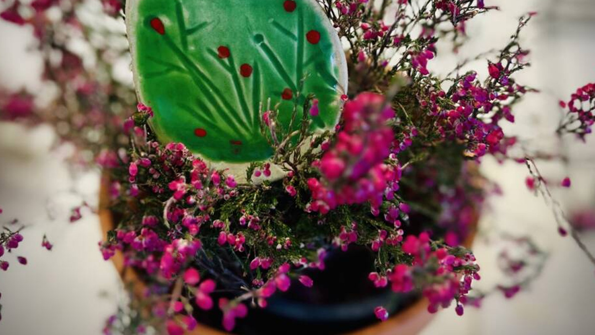 Vihreä pääsiäismuna kukkapurkissa.