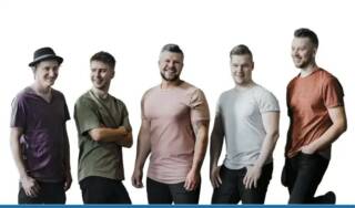 Viisi miestä, jotka edustavat tanssiorkesteri Hurmaa.