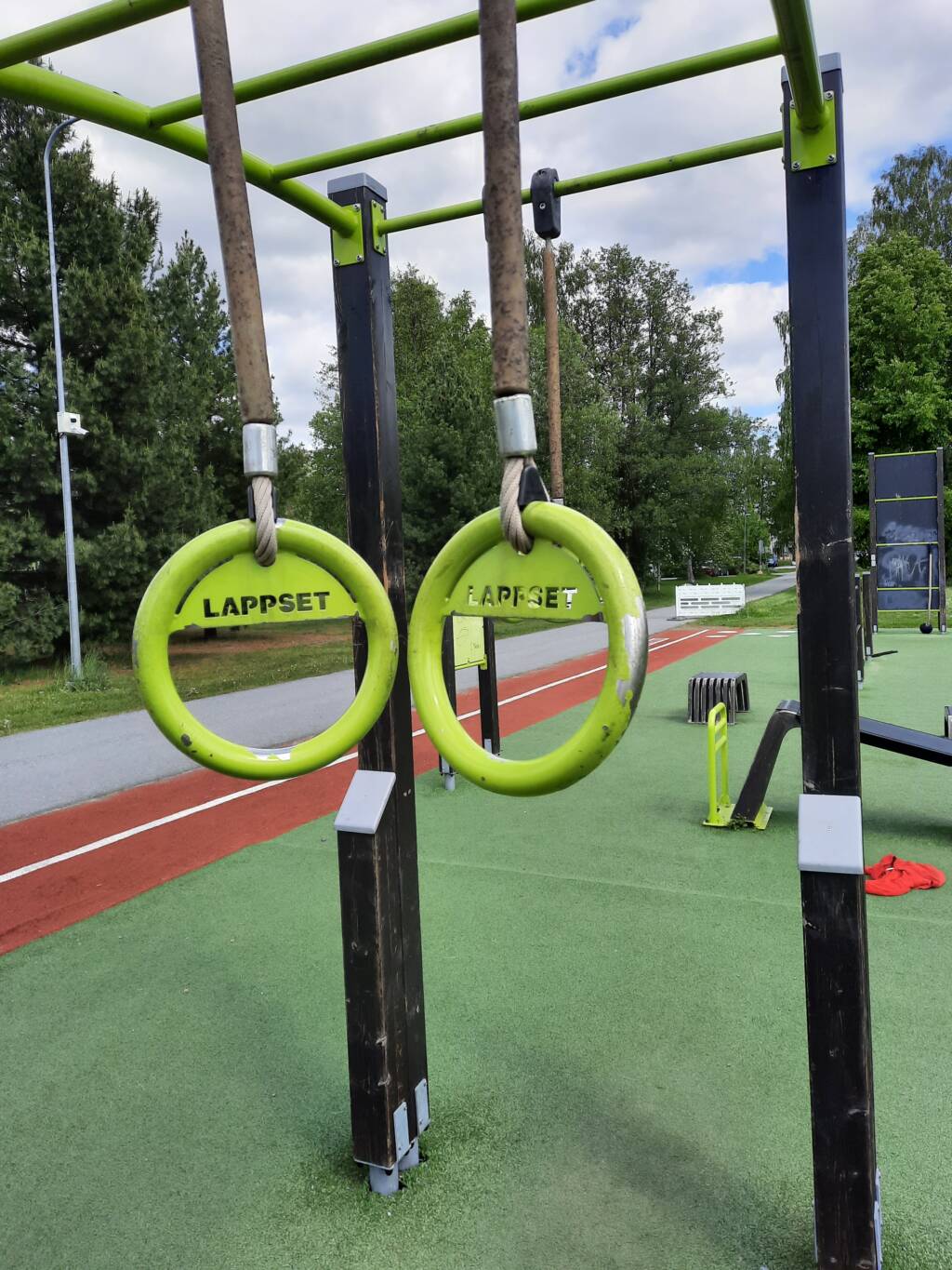 Urheilukenttä, missä on erilaisia laitteita.