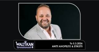 Tanssiorkesterin laulaja Antti Ahopelto.