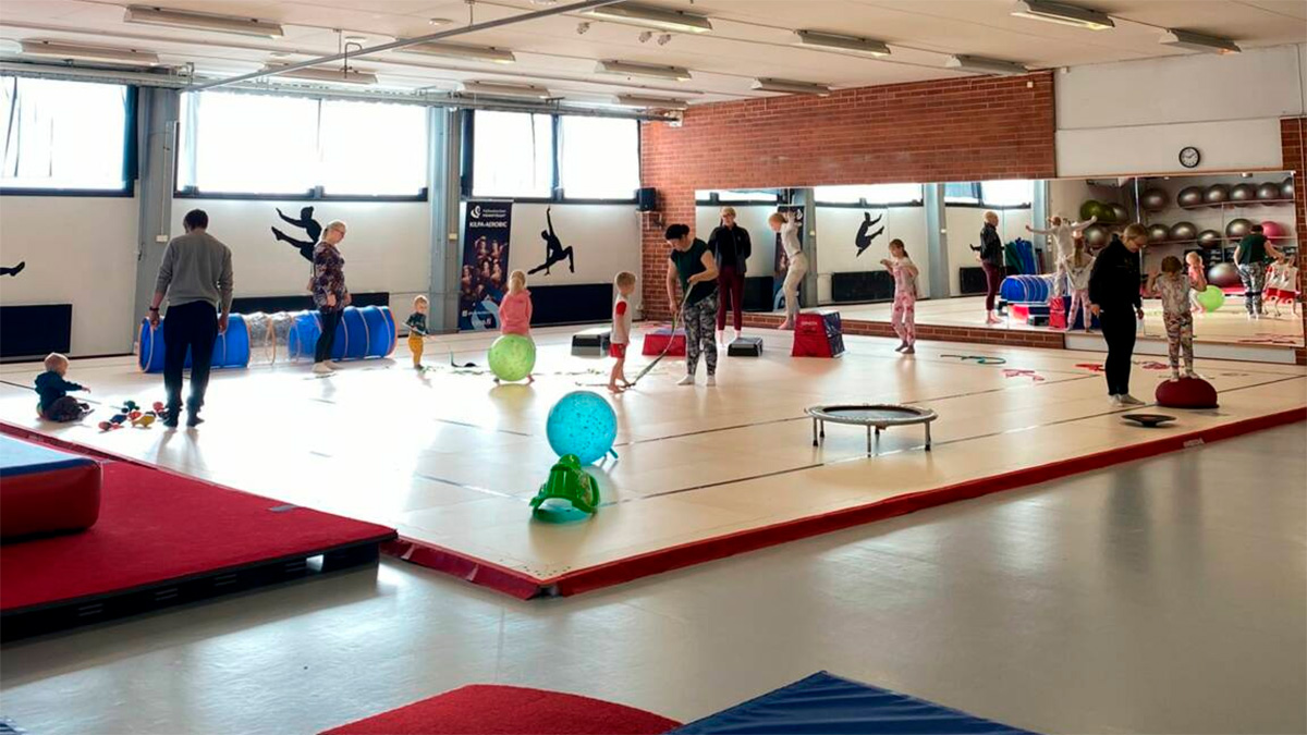 Lapsia leikkimässä touhuradalla VaVon salilla.