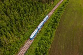 Lättähattu -museojuna kulkee raiteilla.