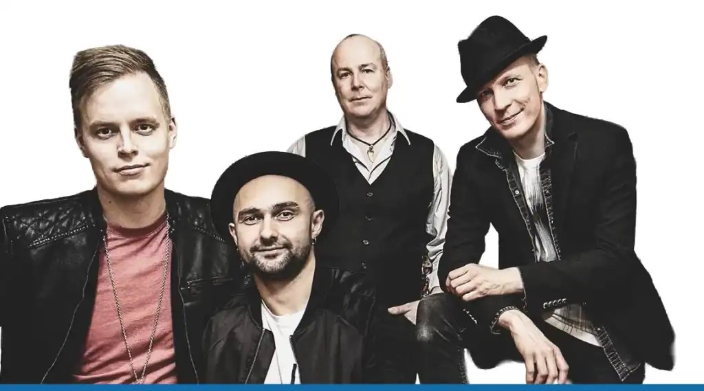 Neljä miestä, jotka edustavat tanssiorkesteri Energiaa.