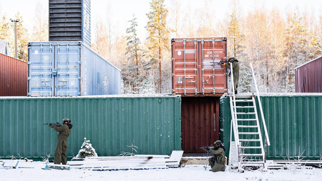 Airsoft-pelaajia SäRes Centerin alueella.