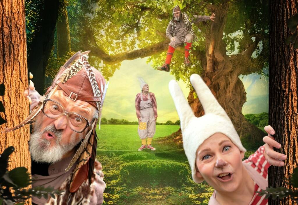 Lastenteatteriesityksen satuhahmot Pöllötohtori ja Jänis Pitkäkoipi.