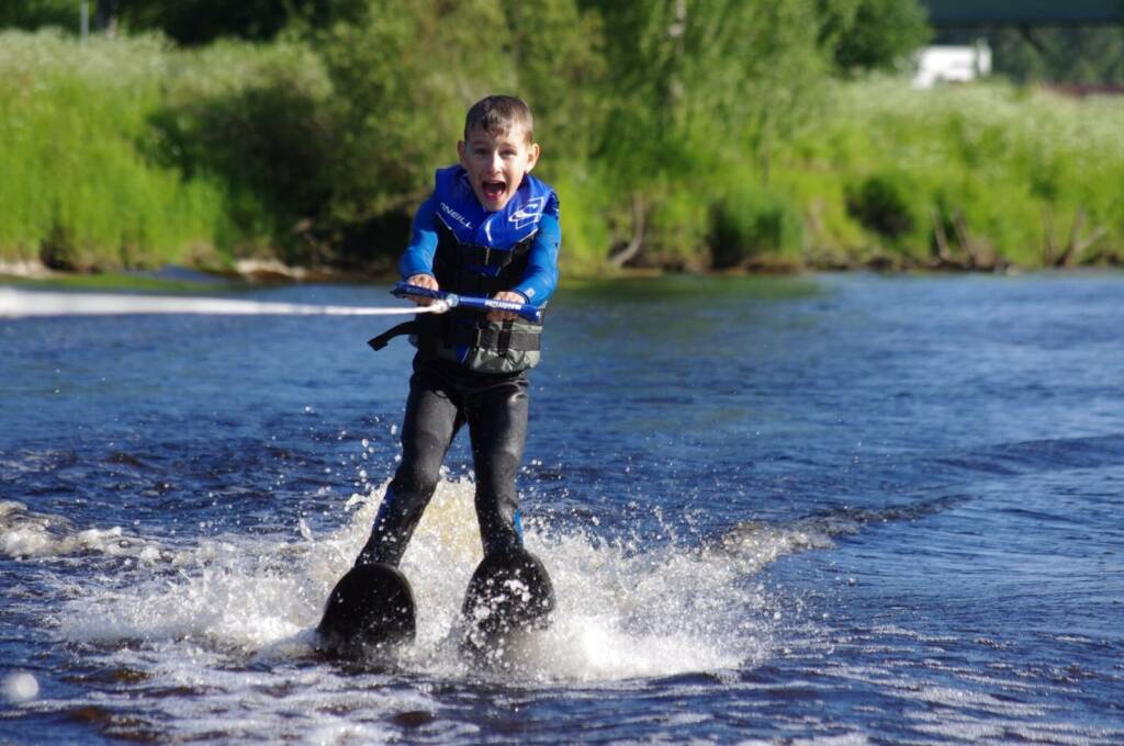 Poika vesihiihtää vesillä.