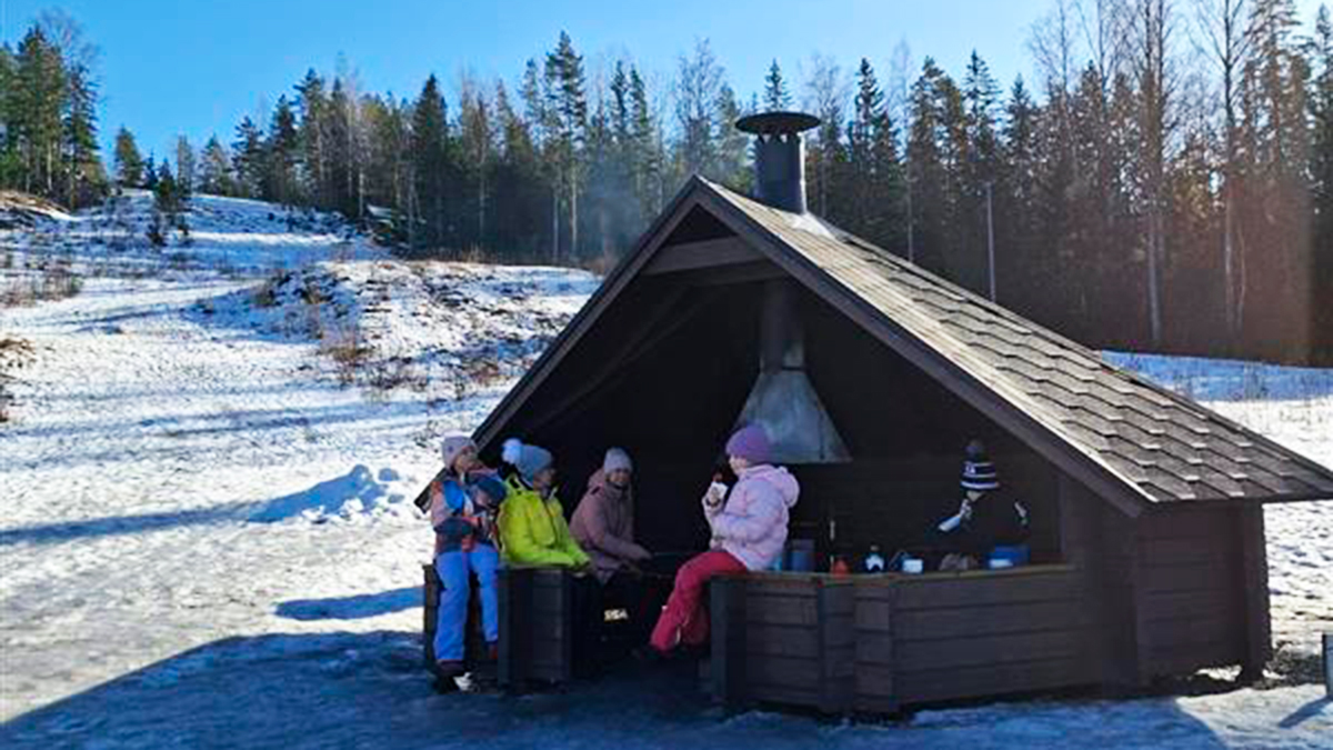 Ihmisiä Korkeakankaan kodalla.