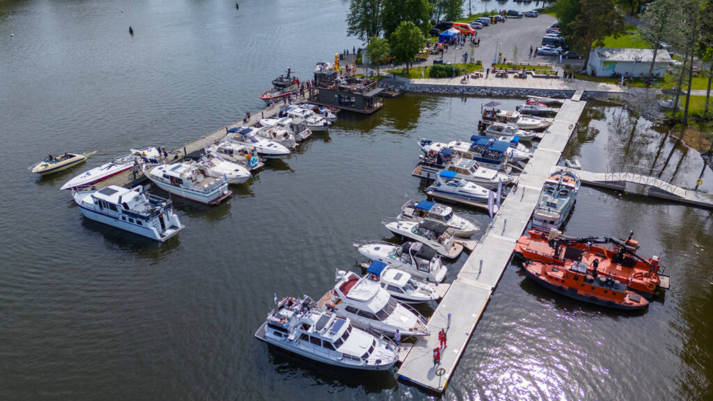 Veneitä Kirkonrannan satamassa.