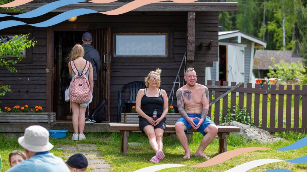 Kaksi ihmistä istuu saunan edessä ja kuvassa Vesistöviikon aalto-grafiikkaa.