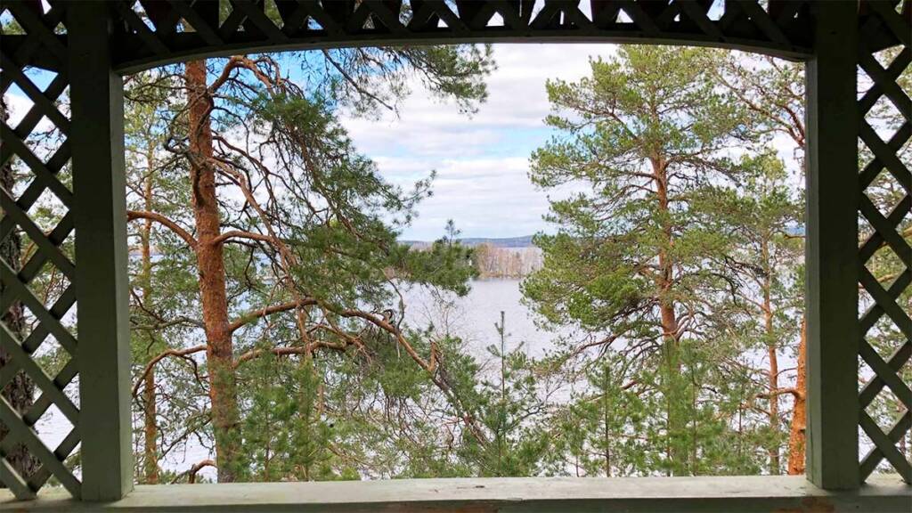 Näkymä järvelle Visavuoren huvimajalta.