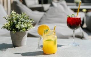 Juomia terassipöydällä.