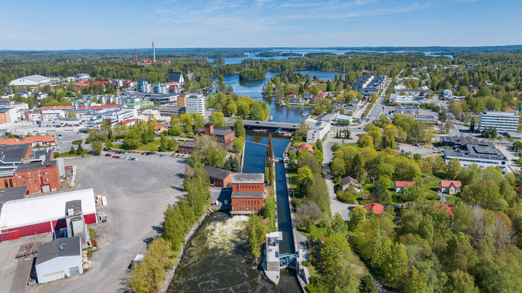 Ilmakuva Valkeakosken kanavan yläpuolelta keskustasta.
