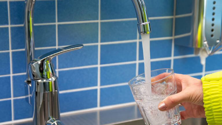 Hanasta otetaan vettä lasiin.