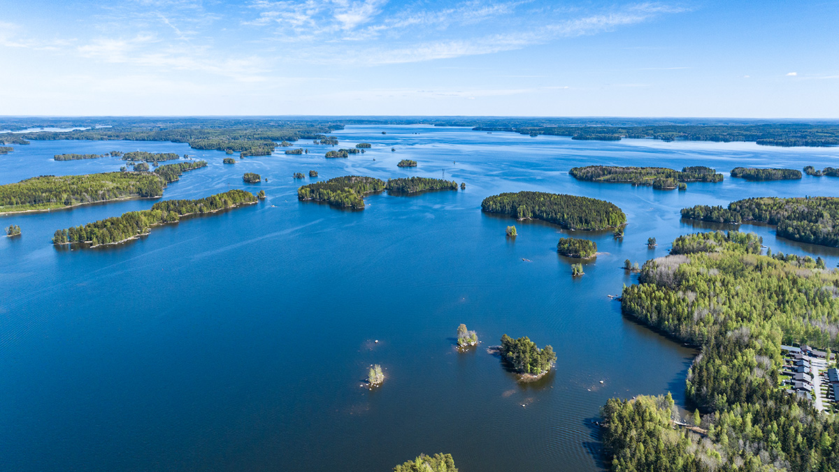 Ilmakuva järvimaisemasta, kuvassa paljon saaria.