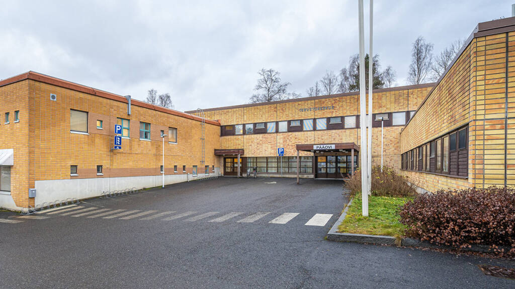 Valkeakosken terveyskeskuksen pääovi kuvattuna ulkopuolelta.