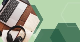 Pöydällä on tietokone, kuulokkeet ja kalenteri.