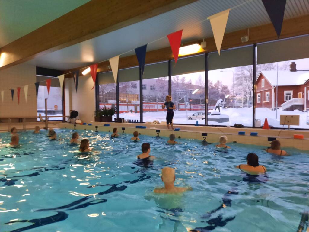 Ihmisiä uima-altaassa vesijumppaamassa.