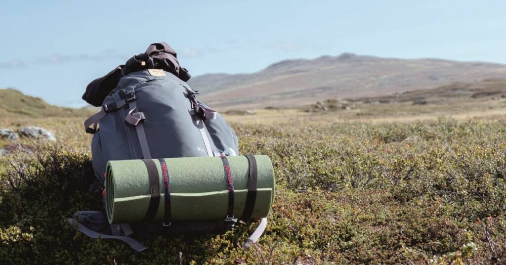 Pakattu rinkka erämaassa.