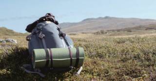 Pakattu rinkka erämaassa.