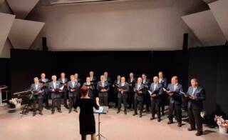 Valkeakosken mieslaulajat esiintyvät Maaret Manni-Korven johdolla.