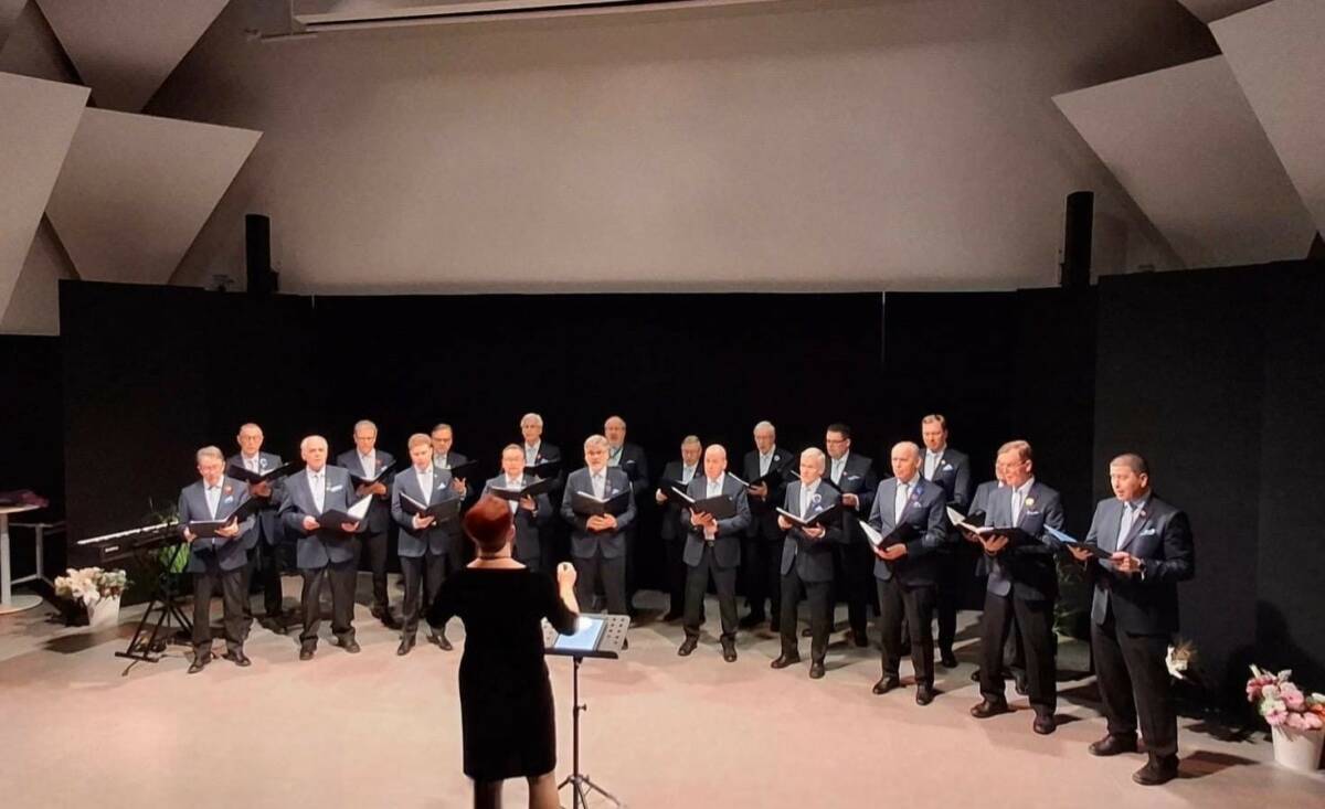 Valkeakosken mieslaulajat esiintyvät Maaret Manni-Korven johdolla.