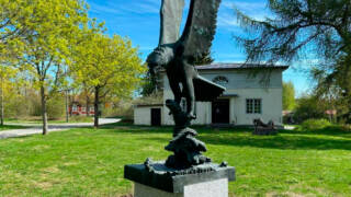 patsas Ilkka-ateljeen edessä.