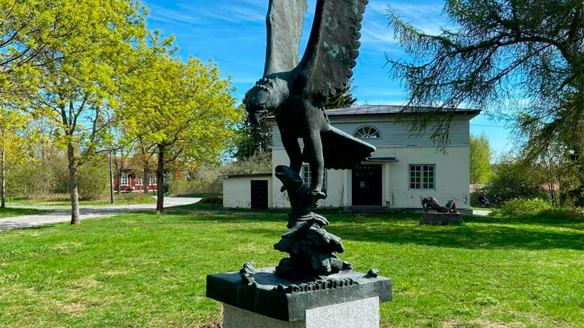 patsas Ilkka-ateljeen edessä.