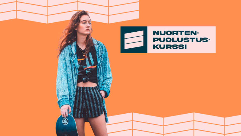 Oranssilla taustalla tyttö ja teksti nuorten puolustuskurssi.