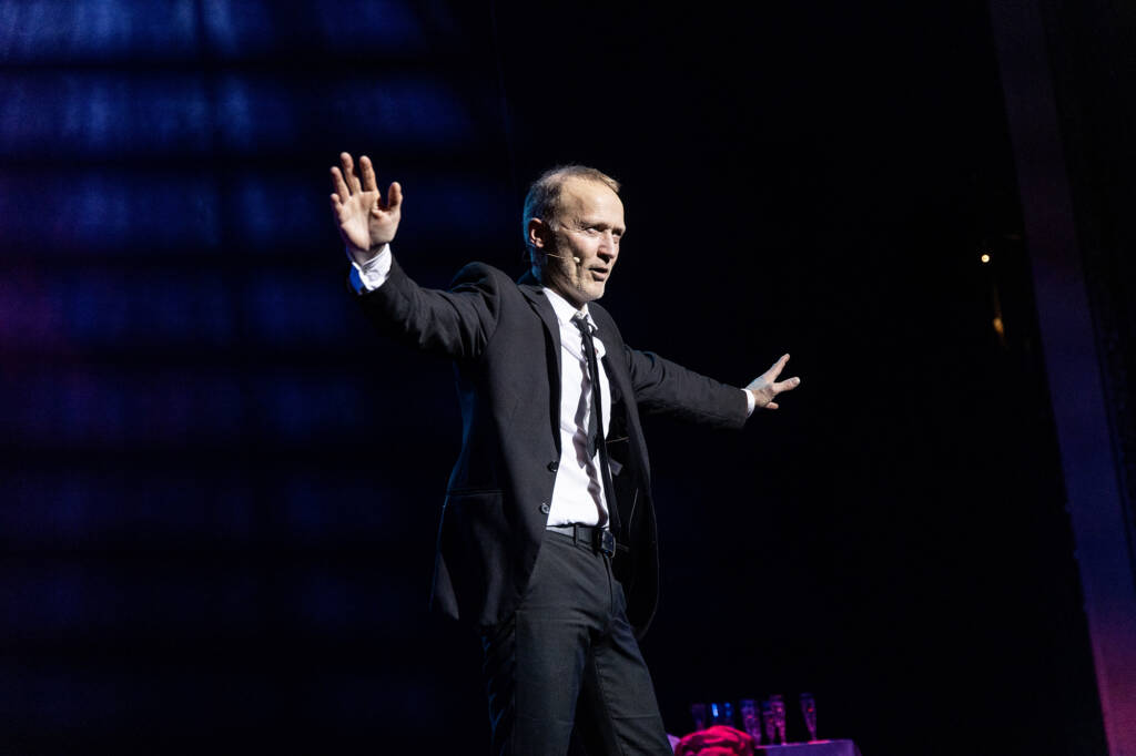Lavalla seisoo näyttelijä Timo Tuominen.