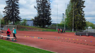 Ihmisiä Apian urheilukentällä.