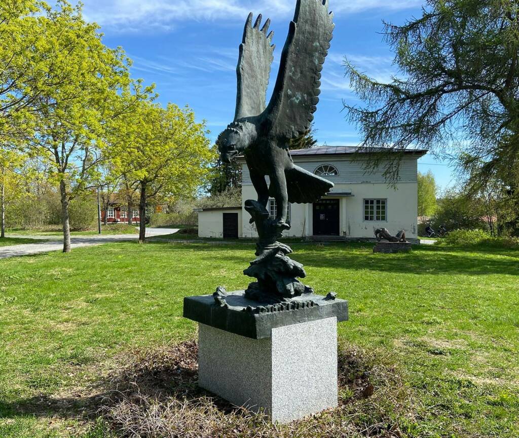 Voipaalan taidekeskuksen Ilkka-ateljeen edessä Sääksi-patsas.