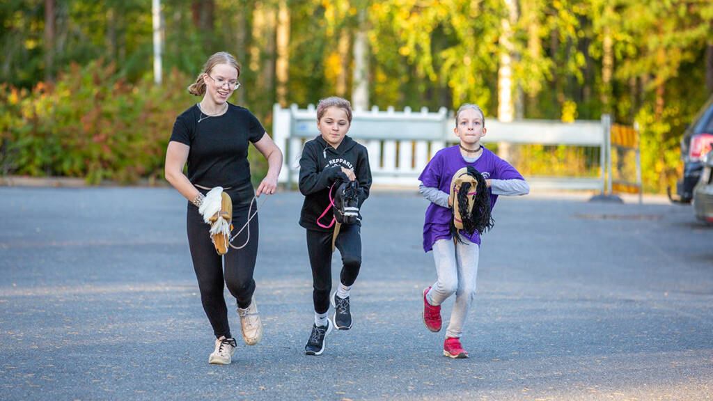 Lapsia ratsastaa keppihevosilla Kepparimaassa.