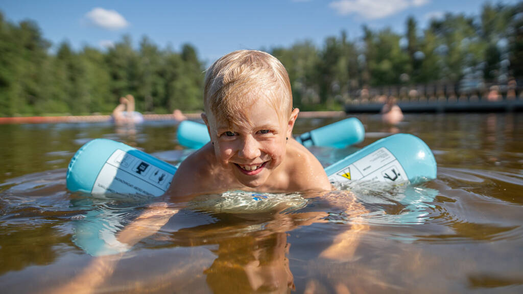 Lapsi uimarannalla vedessä.