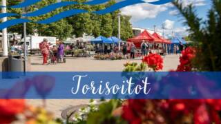 Ihmisiä aurinkoisella torilla ja teksti: Torisoitot.