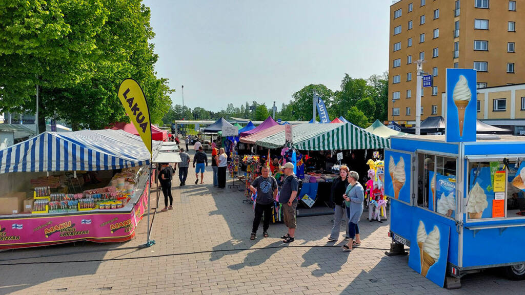 Ihmisiä ja kojuja Valkeakosken Markkinoilla.
