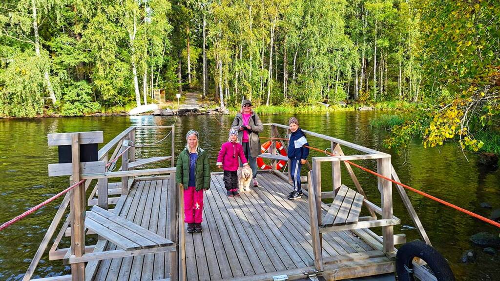 Ihmisiä Pappilanniemen vetolossin kyydissä.
