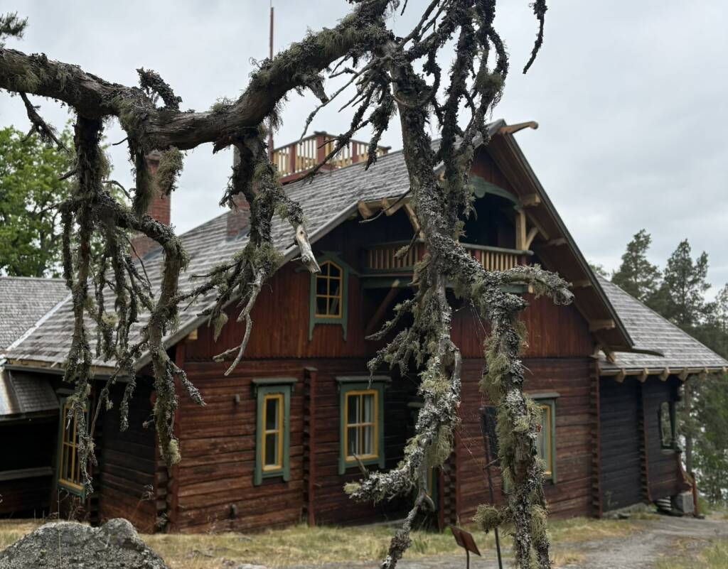 Vanha hirsinen puutalo.