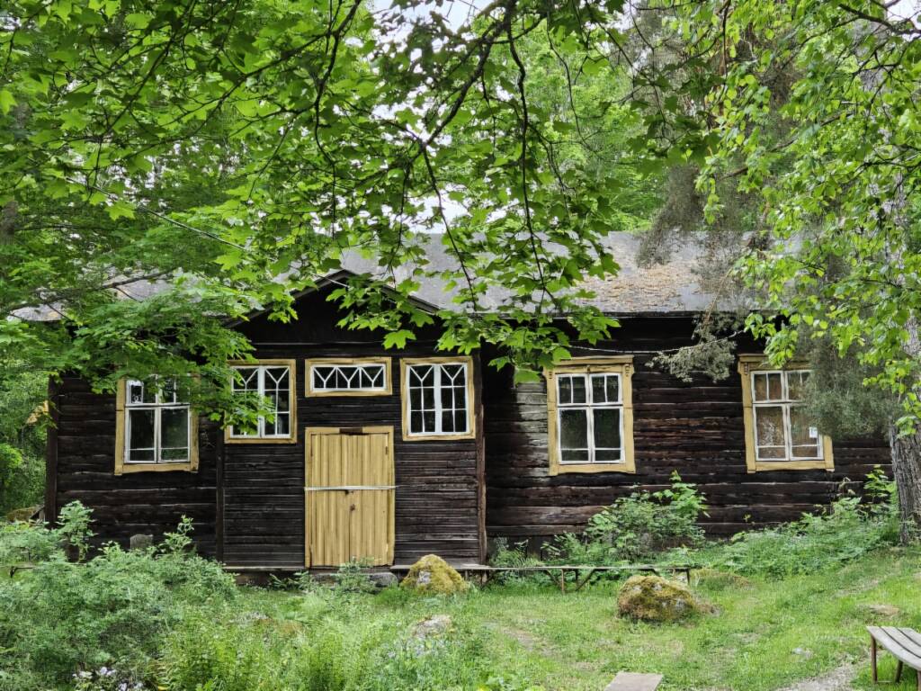 Vanha puinen omakotitalo Kauppilanmäen museoalueella.