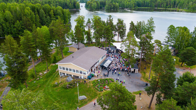 Apianniemen kesäteatteri ilmakuvassa.