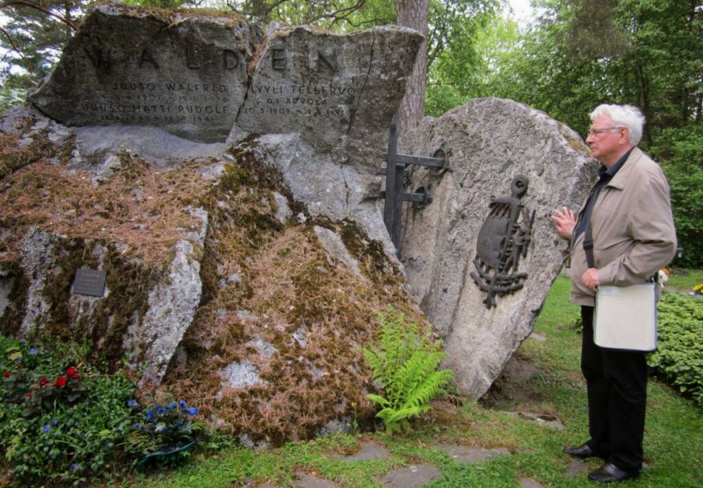 Iso muistokivi ja sen vieressä seisoo Heikki Heino Valkeakosken hautausmaalla.